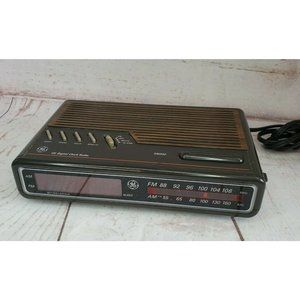 Vintage General Electric Alarm Clock Radio AM/FM (Model 7-4612A). Tested